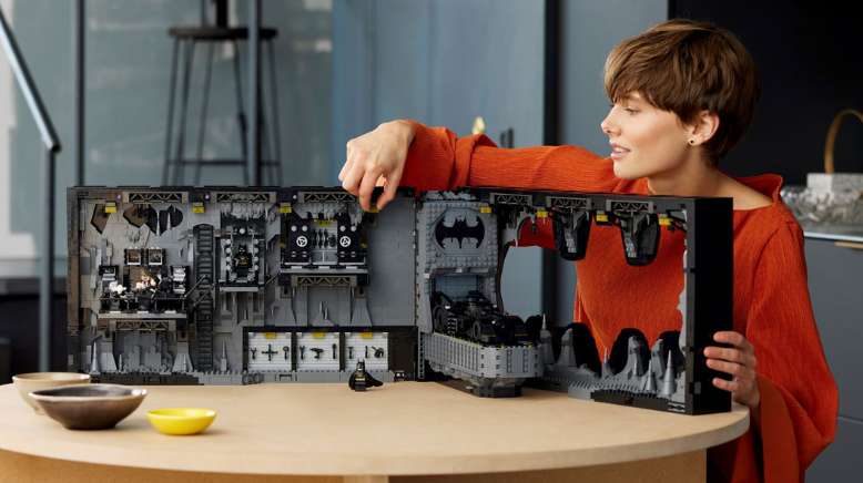 DC Shop: LEGO BATMAN RETURNS Batcave – Shadow Box