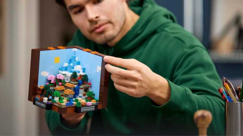21265 LEGO Minecraft The Crafting Table | Celebrate 15 Years of Adventure with LEGO Minecraft The Crafting Table (21265)